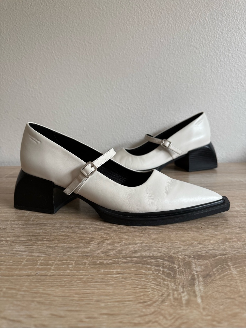 Vagabond Shoemakers‎ Vivian white Pointed Toe Mary Jane Pump Sz 38/8 chunky heel